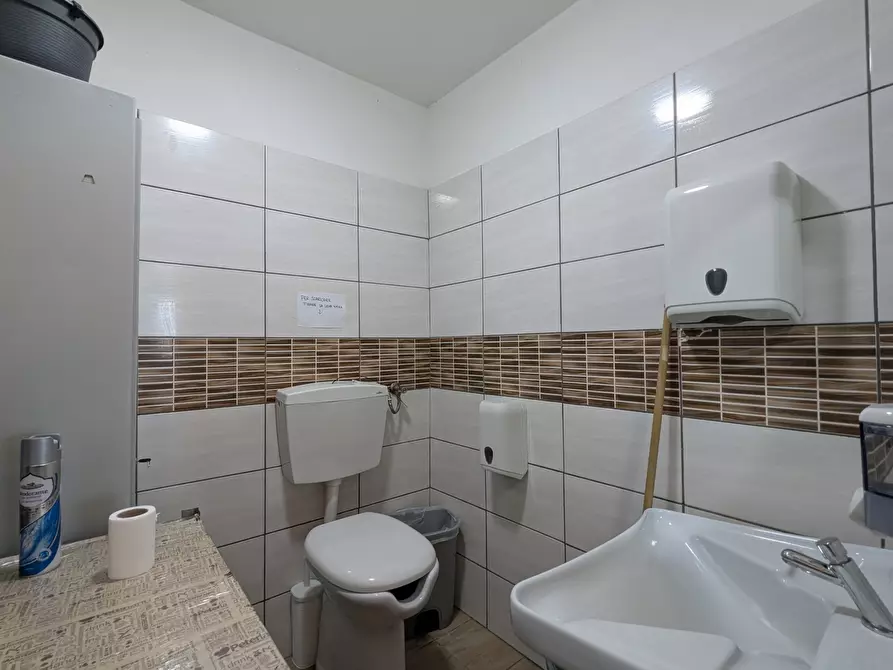 Immagine 18 di Attività commerciale in vendita  in Viale Giacomo Matteotti 117 a Nettuno