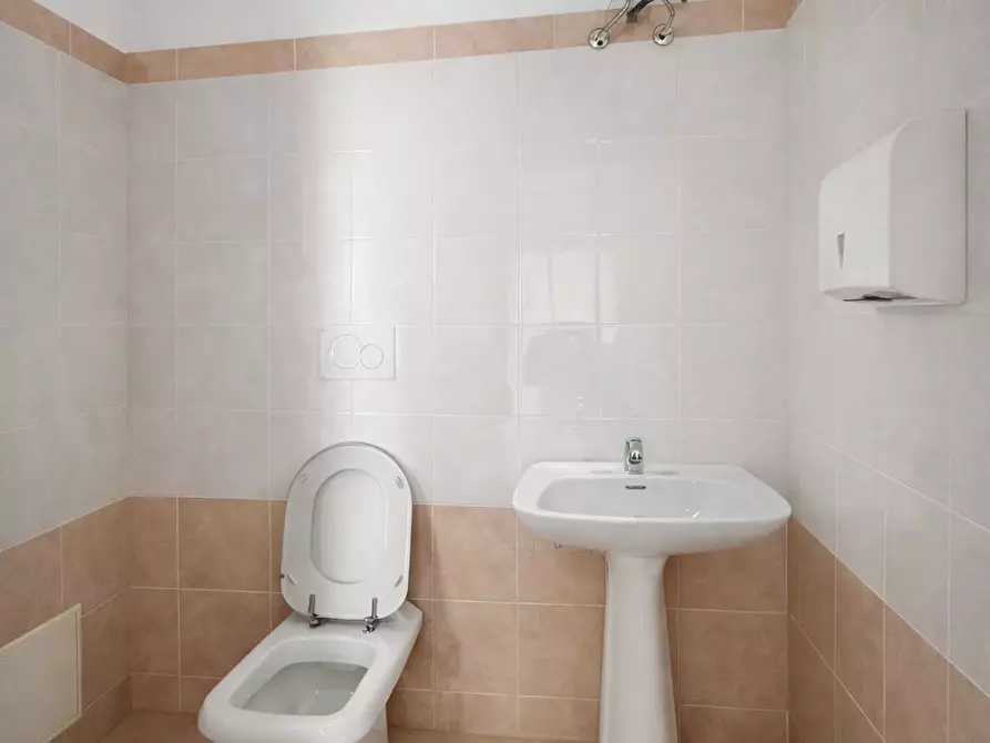 Immagine 16 di Locale commerciale in affitto  in Via dei Palumbo 43 a Lecce