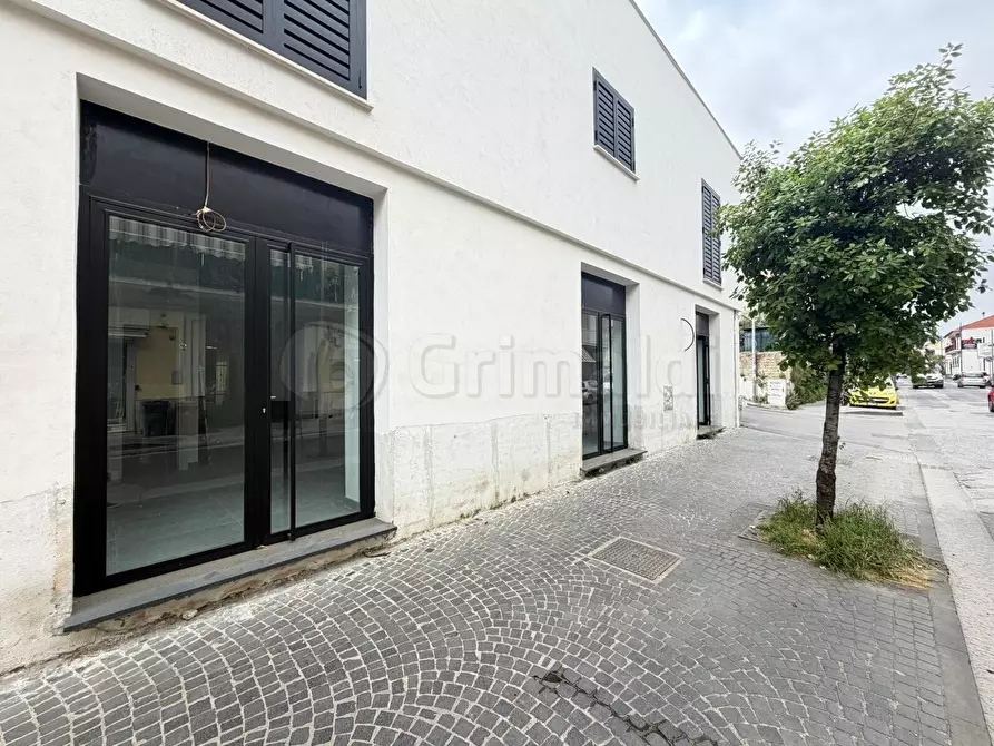 Immagine 7 di Locale commerciale in affitto  a Giugliano In Campania