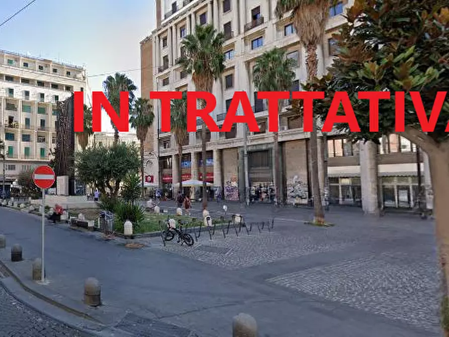 Immagine 1 di Magazzino in vendita  in Piazza Carità 32 a Napoli