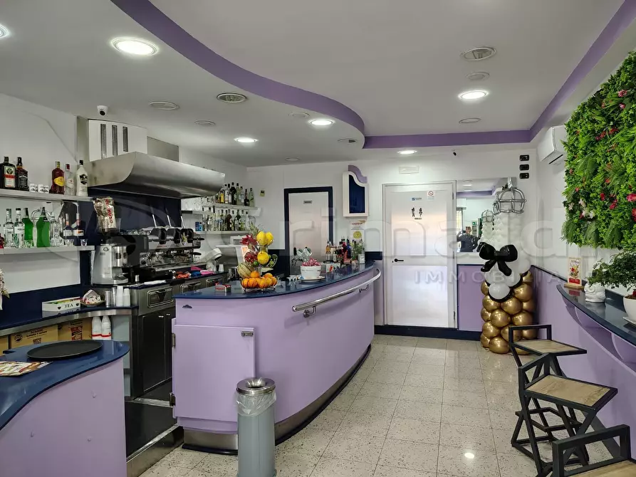 Immagine 1 di Locale commerciale in vendita  in Via Lago Patria 122 a Giugliano In Campania
