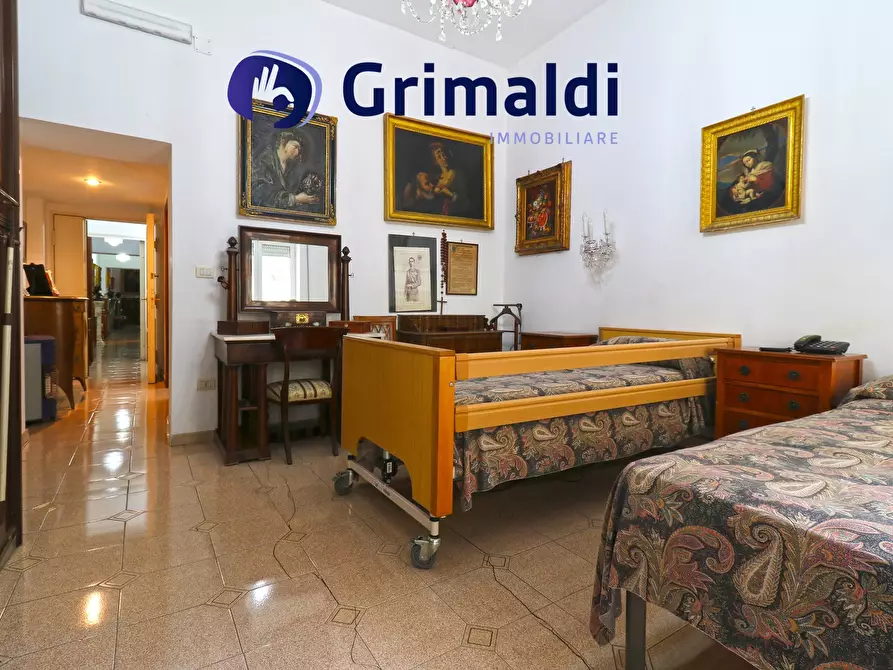 Immagine 10 di Quadrilocale in vendita  in Via Chiatamone a Napoli