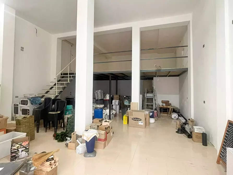 Immagine 8 di Magazzino in vendita  in Via Duca d'Aosta 76 a Lecce