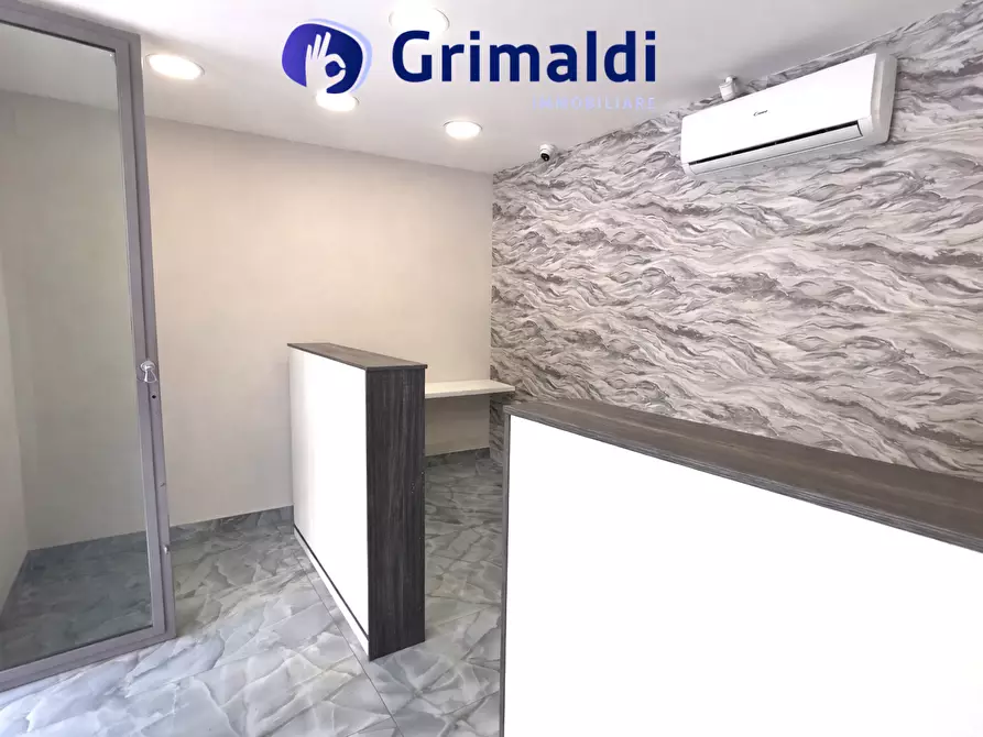 Immagine 2 di Locale commerciale in vendita  in Corso Vittorio Emanuele a Napoli