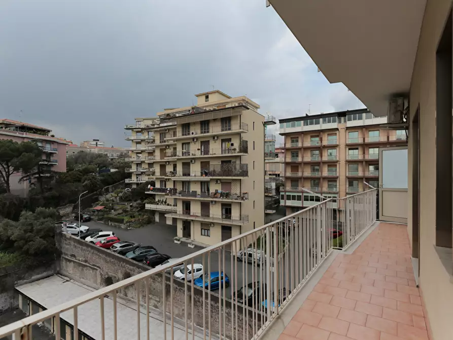 Immagine 26 di Pentalocale in vendita  in Via Nuovalucello 3 a Catania