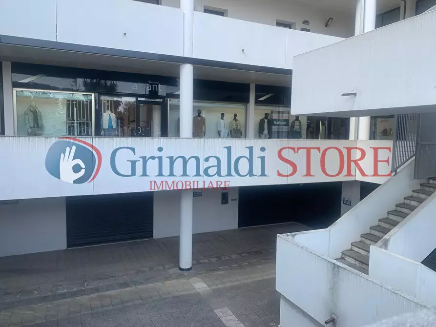 Immagine 25 di Locale commerciale in vendita  in Via Pacinotti 19 a Campi Salentina
