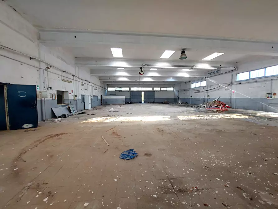 Immagine 15 di Attività artigianale in vendita  in Via Enrico Fermi 25 a Brindisi