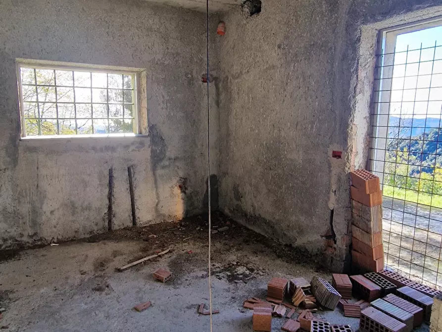 Immagine 30 di Rustico / casale in vendita  a Sarzana