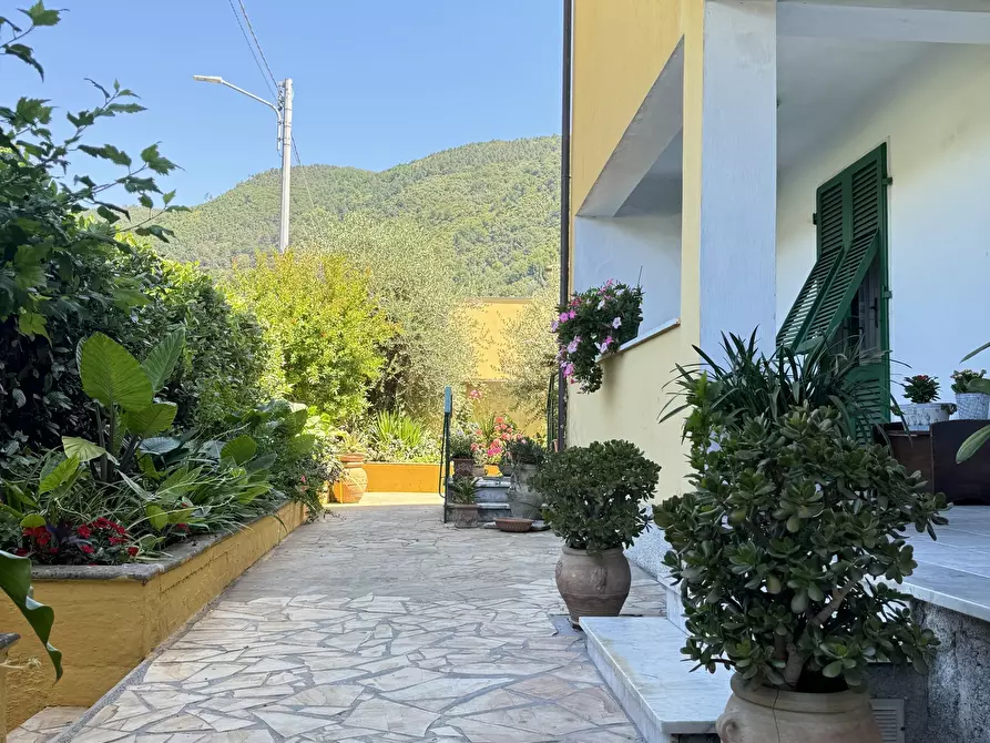 Immagine 67 di Porzione di casa in vendita  a Massa