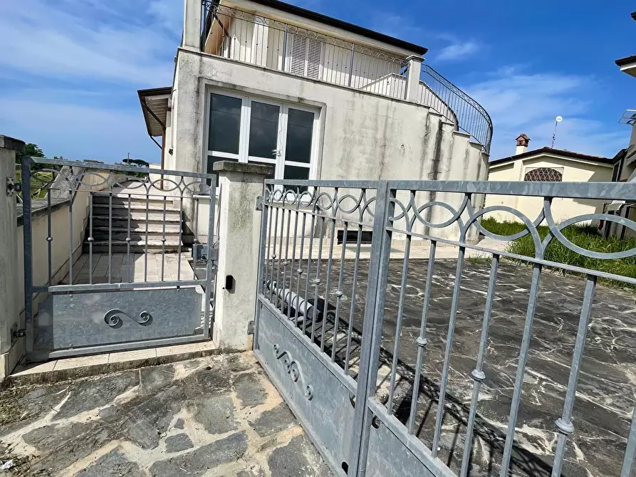 Immagine 8 di Villa in vendita  a Camaiore