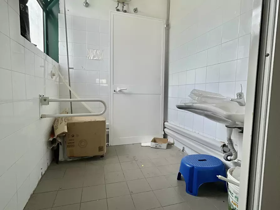 Immagine 11 di Locale commerciale in affitto  a Pietrasanta