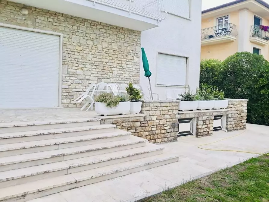 Immagine 4 di Villa in affitto  a Camaiore