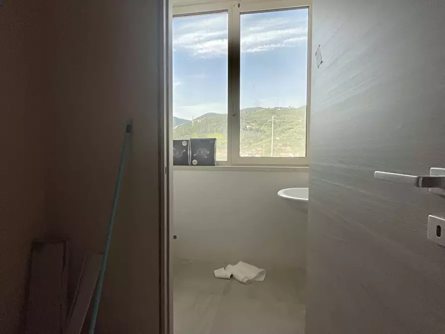 Immagine 14 di Ufficio in affitto  a Pietrasanta