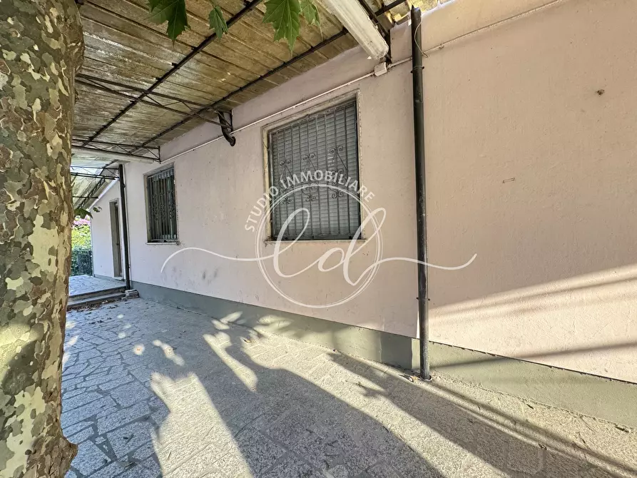 Immagine 4 di Locale commerciale in vendita  a Montignoso