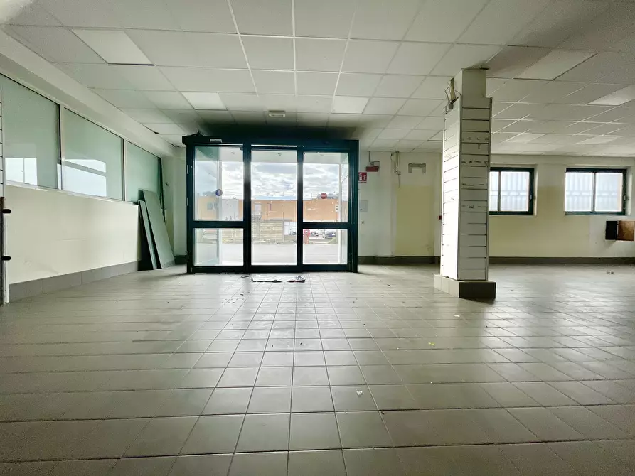 Immagine 2 di Locale commerciale in affitto  a Pietrasanta