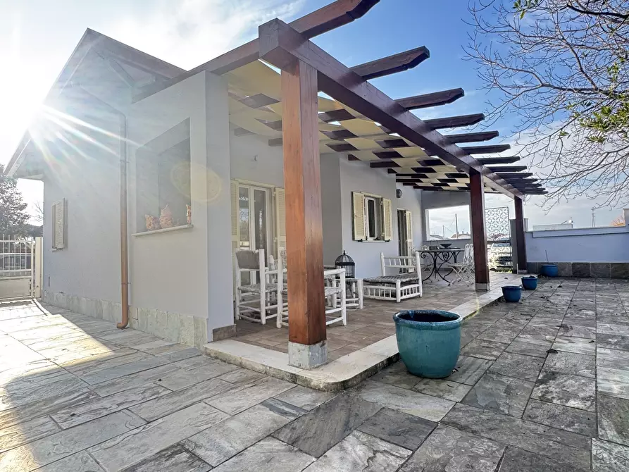 Immagine 38 di Villa in vendita  a Massa