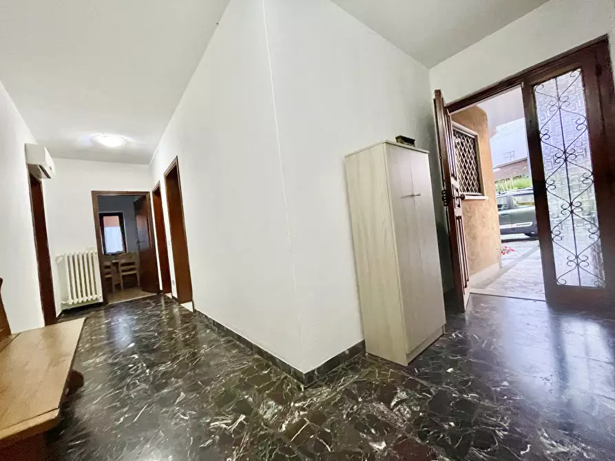 Immagine 4 di Trilocale in affitto  a Pietrasanta