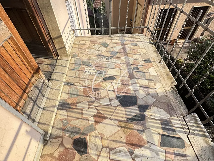 Immagine 8 di Locale commerciale in vendita  a Montignoso