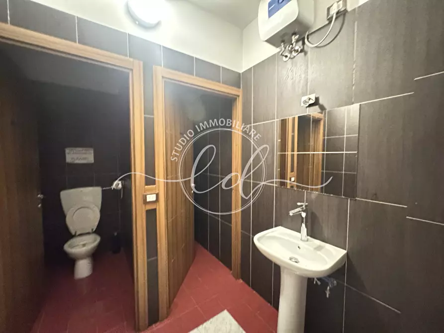 Immagine 12 di Capannone industriale in vendita  a Pietrasanta