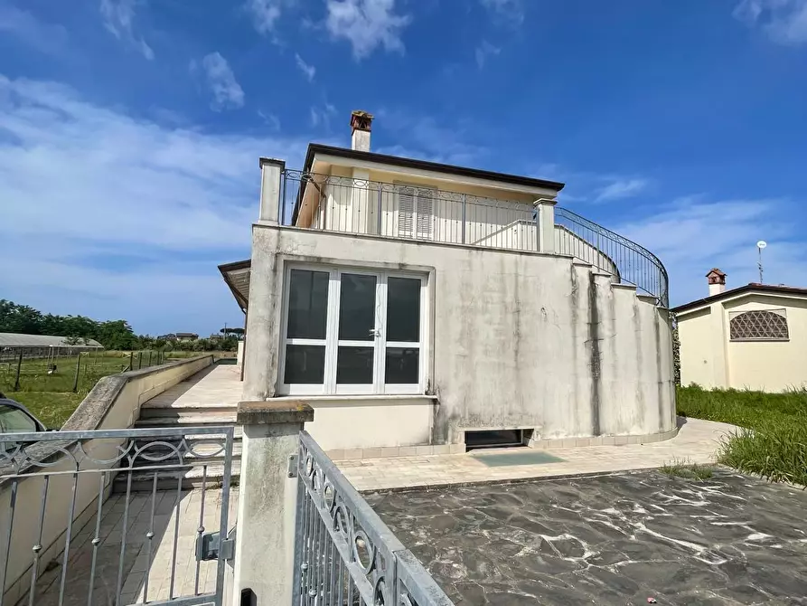 Immagine 5 di Villa in vendita  a Camaiore