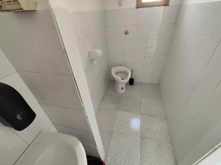 Immagine 27 di Attività commerciale in vendita  in Via Fratelli Bandiera a Guidonia Montecelio