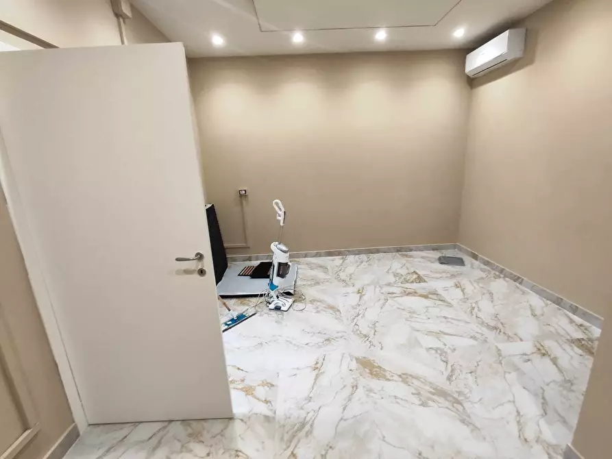 Immagine 17 di Attività commerciale in vendita  in Via Fratelli Bandiera a Guidonia Montecelio