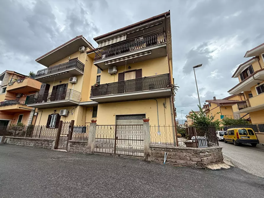 Immagine 1 di Trilocale in vendita  in Via Luigi Settembrini 31 a Guidonia Montecelio