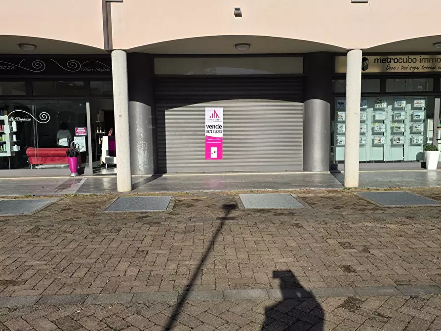Immagine 1 di Locale commerciale in vendita  a Peschiera Borromeo