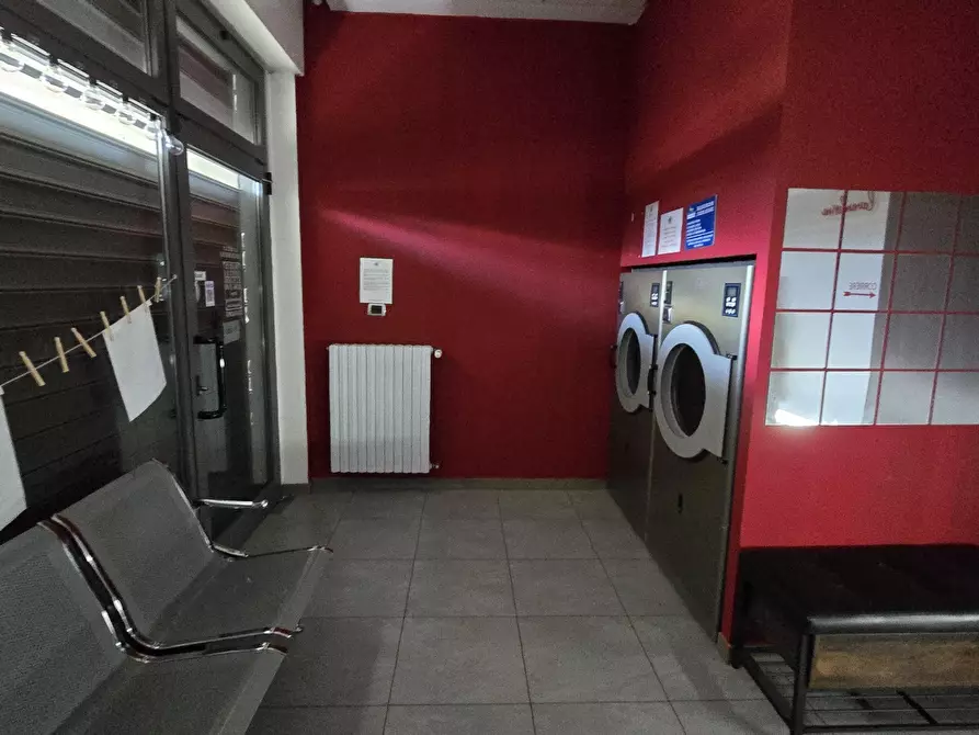 Immagine 2 di Locale commerciale in vendita  a Peschiera Borromeo