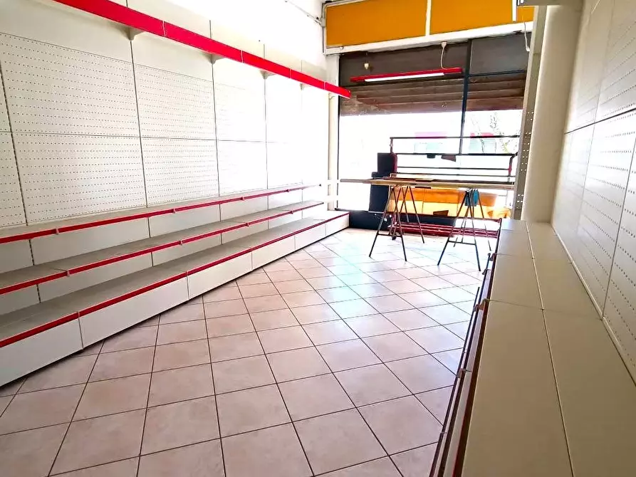 Immagine 9 di Locale commerciale in vendita  a Castelguglielmo