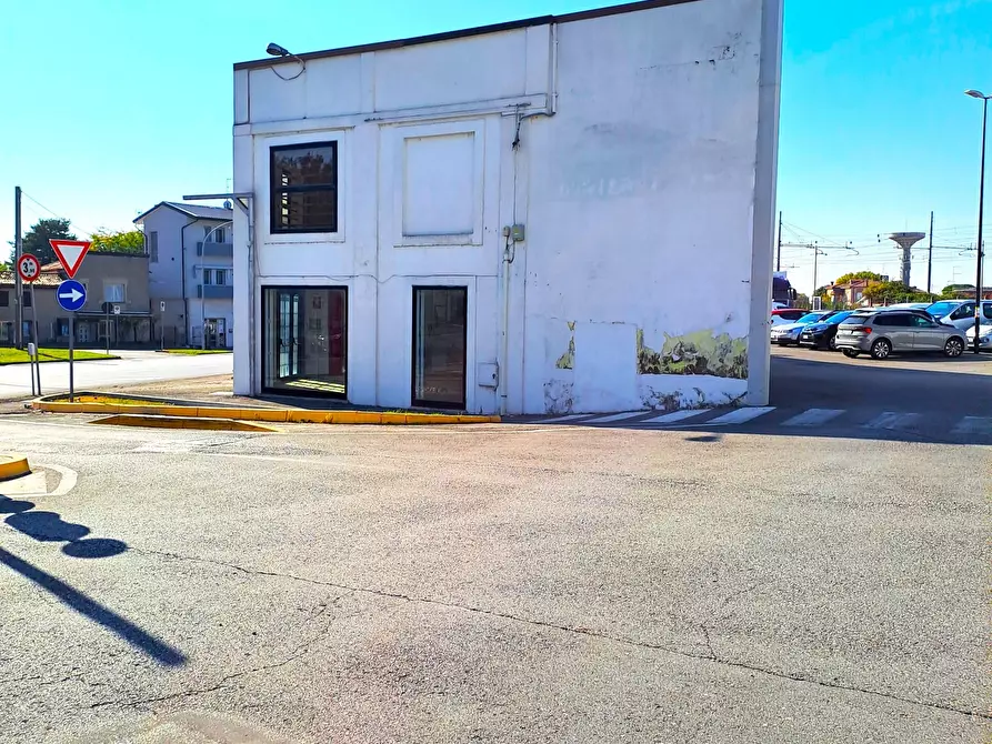 Immagine 3 di Attività commerciale in affitto  a Rovigo