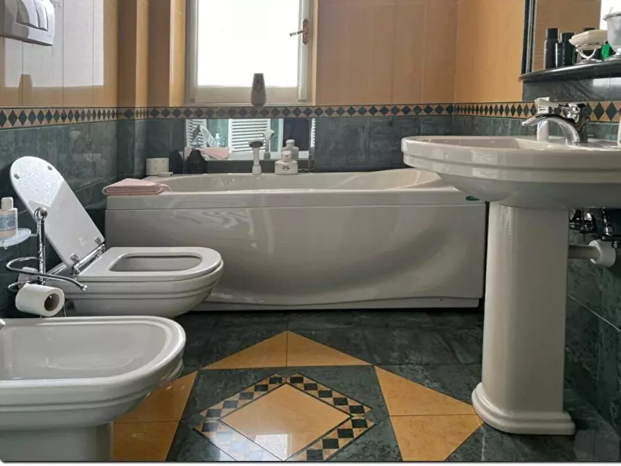 Immagine 19 di Pentalocale in affitto  a Torino