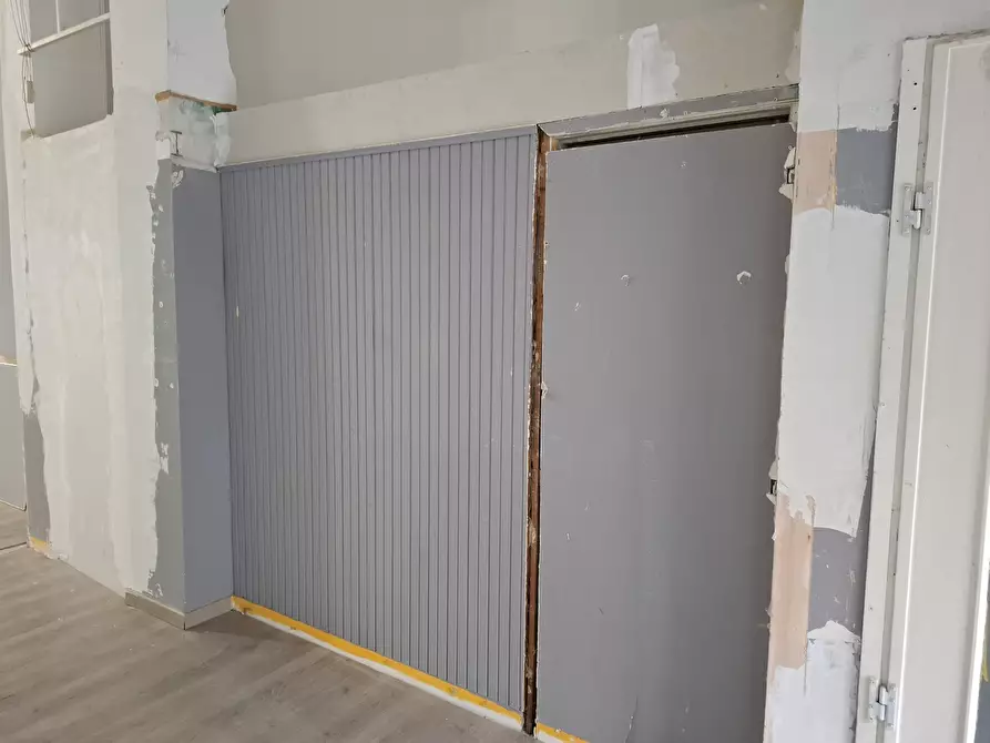 Immagine 11 di Locale commerciale in affitto  a Torino