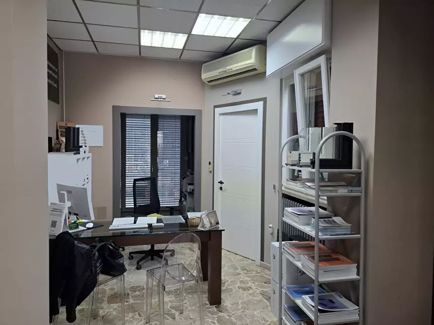 Immagine 36 di Locale commerciale in vendita  a Torino