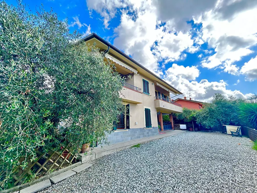 Immagine 2 di Villa in vendita  a Sarzana