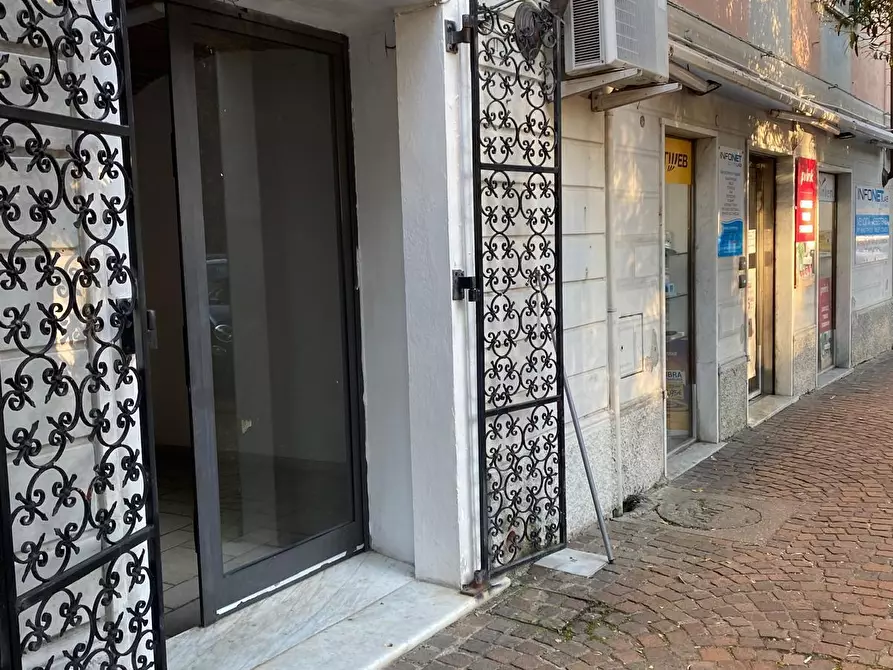 Immagine 4 di Locale commerciale in vendita  a Sarzana