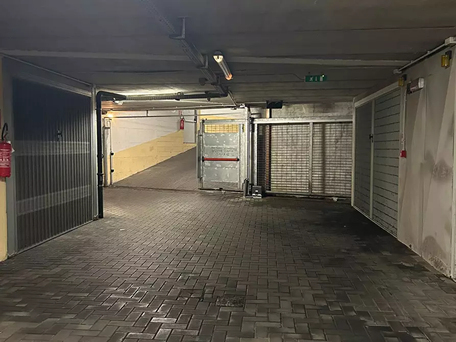 Immagine 5 di Garage in vendita  a Sarzana