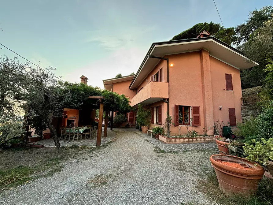 Immagine 2 di Villa in vendita  a Fosdinovo