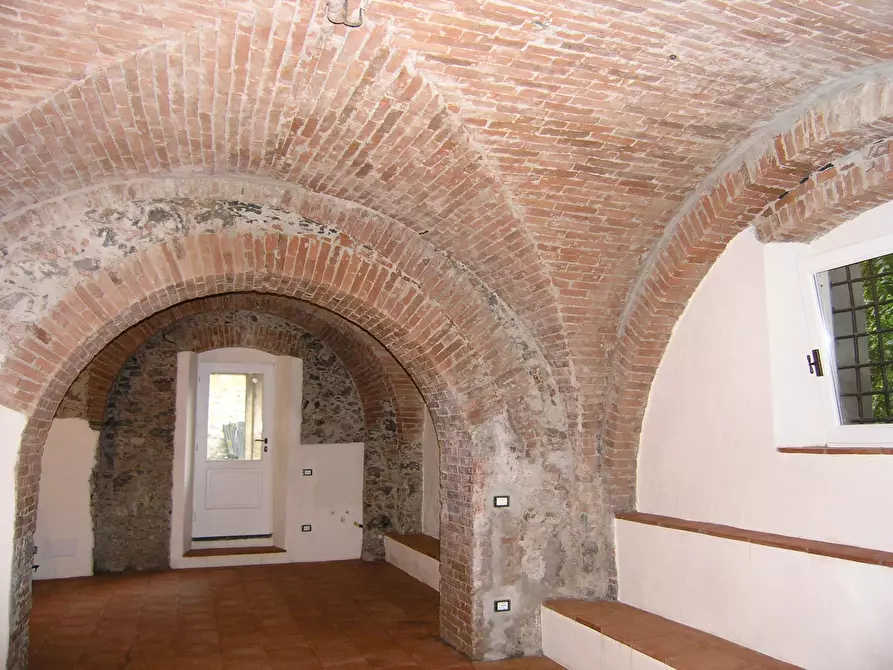 Immagine 6 di Showroom in vendita  a Sarzana