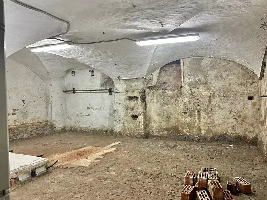 Immagine 8 di Locale commerciale in vendita  a Sarzana