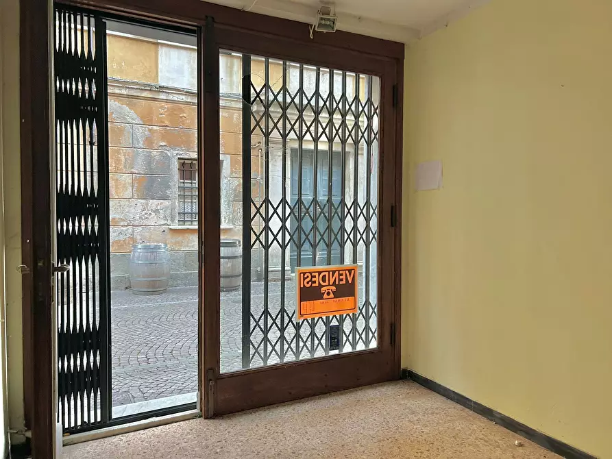 Immagine 5 di Locale commerciale in affitto  a Sarzana