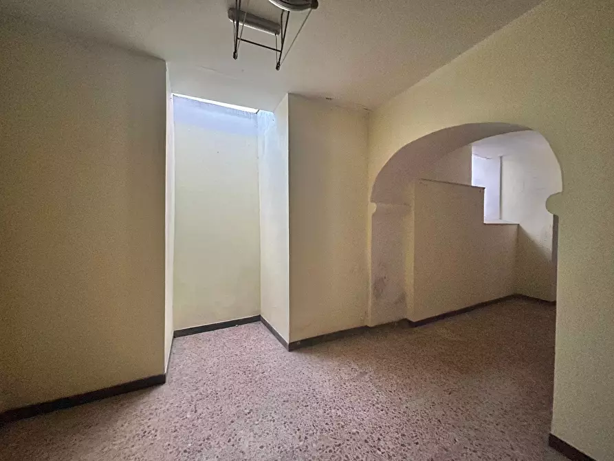 Immagine 3 di Locale commerciale in affitto  a Sarzana