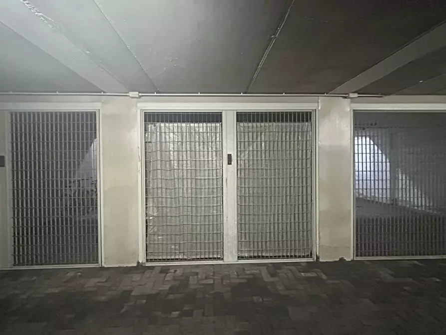 Immagine 1 di Garage in vendita  a Sarzana