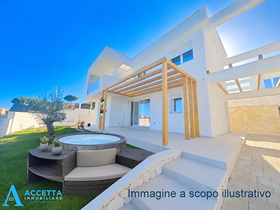 Immagine 1 di Villa in vendita  in Via Azalee a Taranto