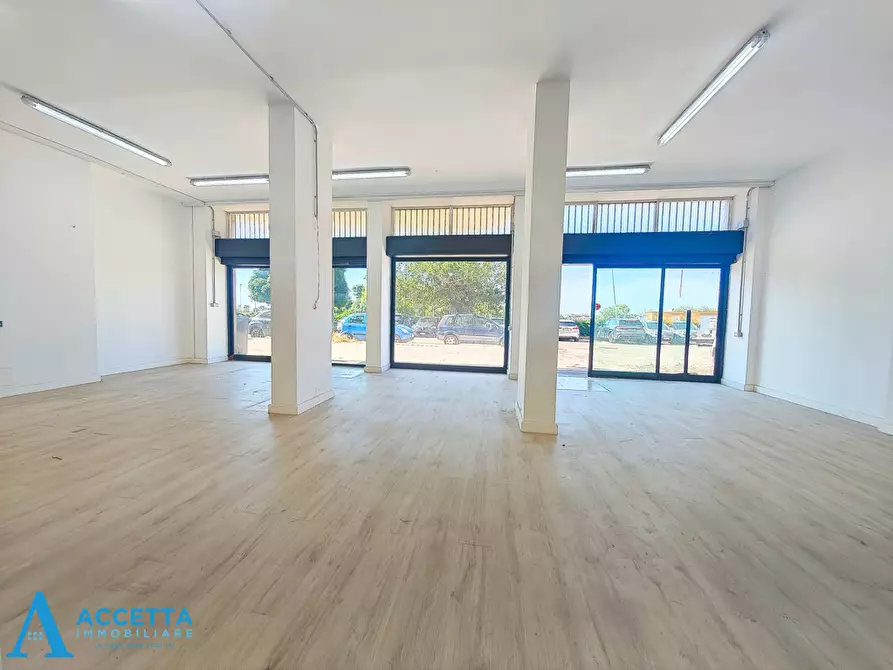 Immagine 1 di Locale commerciale in vendita  in Via Carlo Magno 20 a Taranto