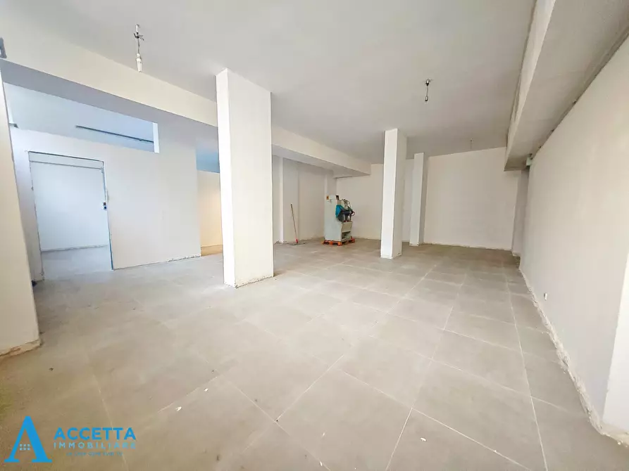 Immagine 19 di Locale commerciale in affitto  in Via Carlo Magno 20 a Taranto