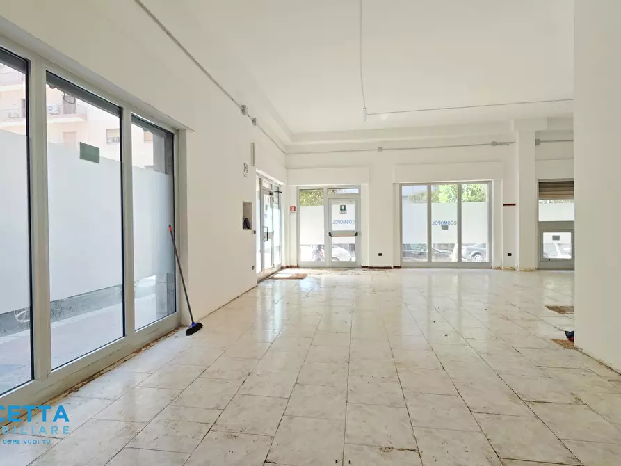 Immagine 1 di Locale commerciale in vendita  in Via Dica di Genova 50 a Taranto