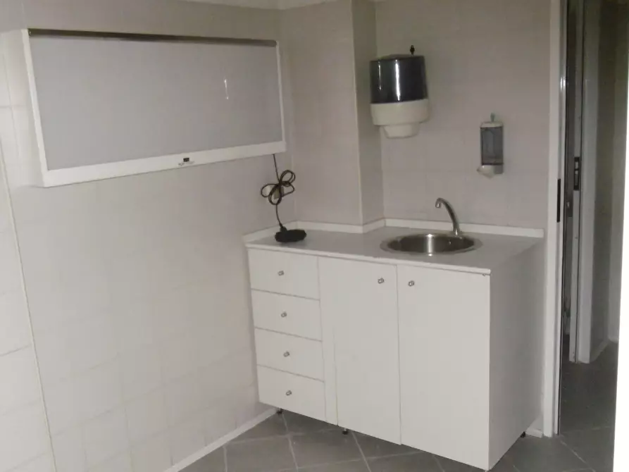 Immagine 9 di Locale commerciale in vendita  in Via Raffaele Paolucci a Roma