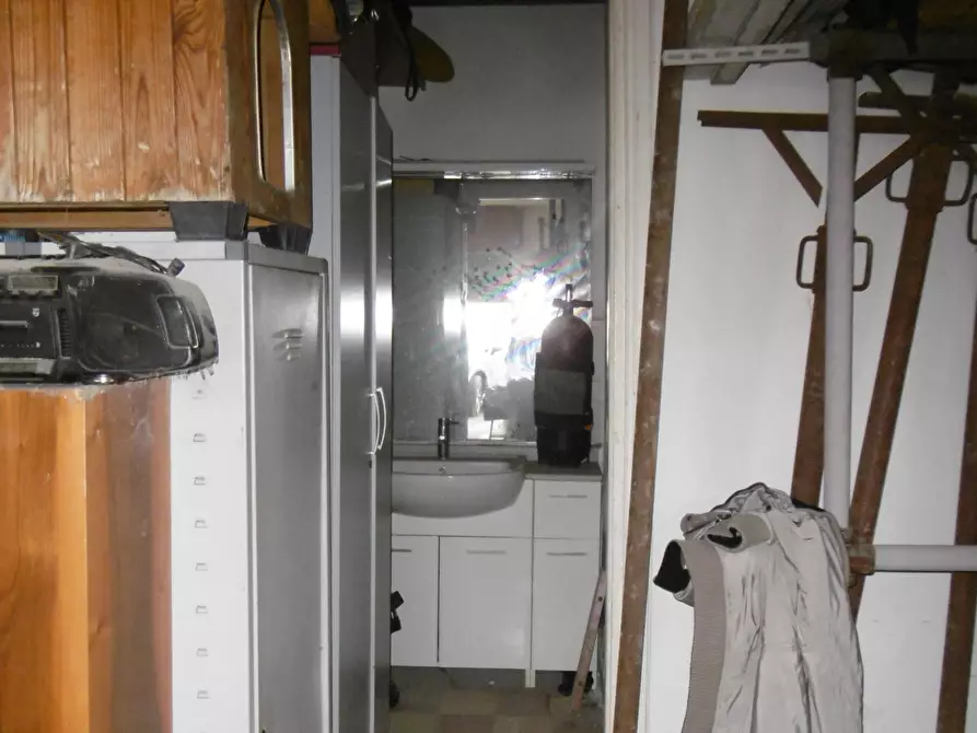 Immagine 6 di Locale commerciale in vendita  in VIA SAMUGHEO a Roma