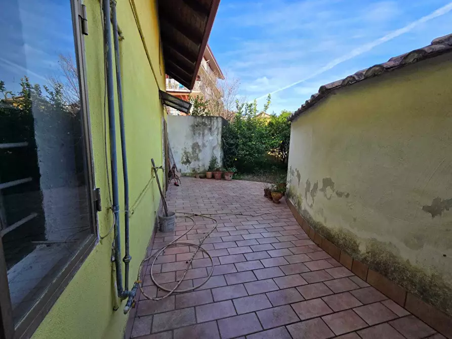 Immagine 6 di Bilocale in vendita  in Piazza Umberto I 11 a Montecorvino Rovella